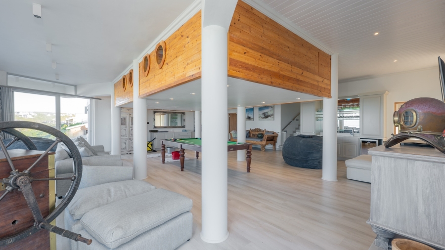 6 Bedroom Property for Sale in Struisbaai Western Cape